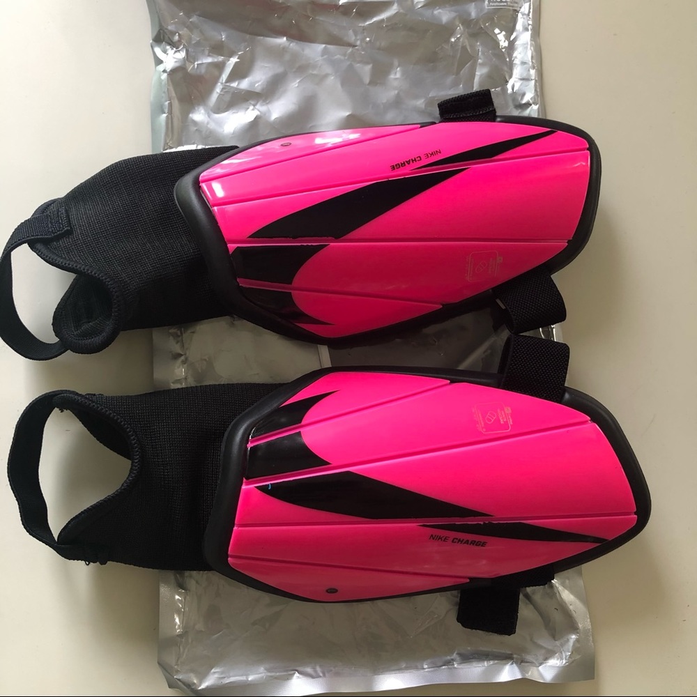 Nike CHARGE Soccer Shinguards
